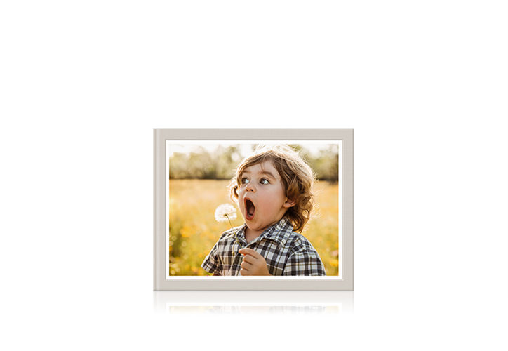 Menino prestes a estourar um dente-de-leão.