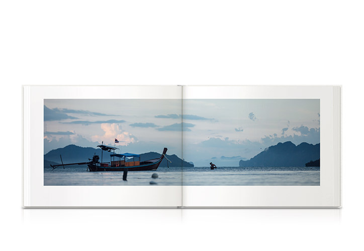 Barco de pesca no mar com cenário de montanha ao fundo no sudeste da Ásia.