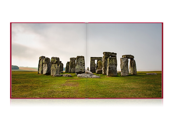 Quadrado do álbum de fotos de viagem aberto com uma foto do Stonehenge.