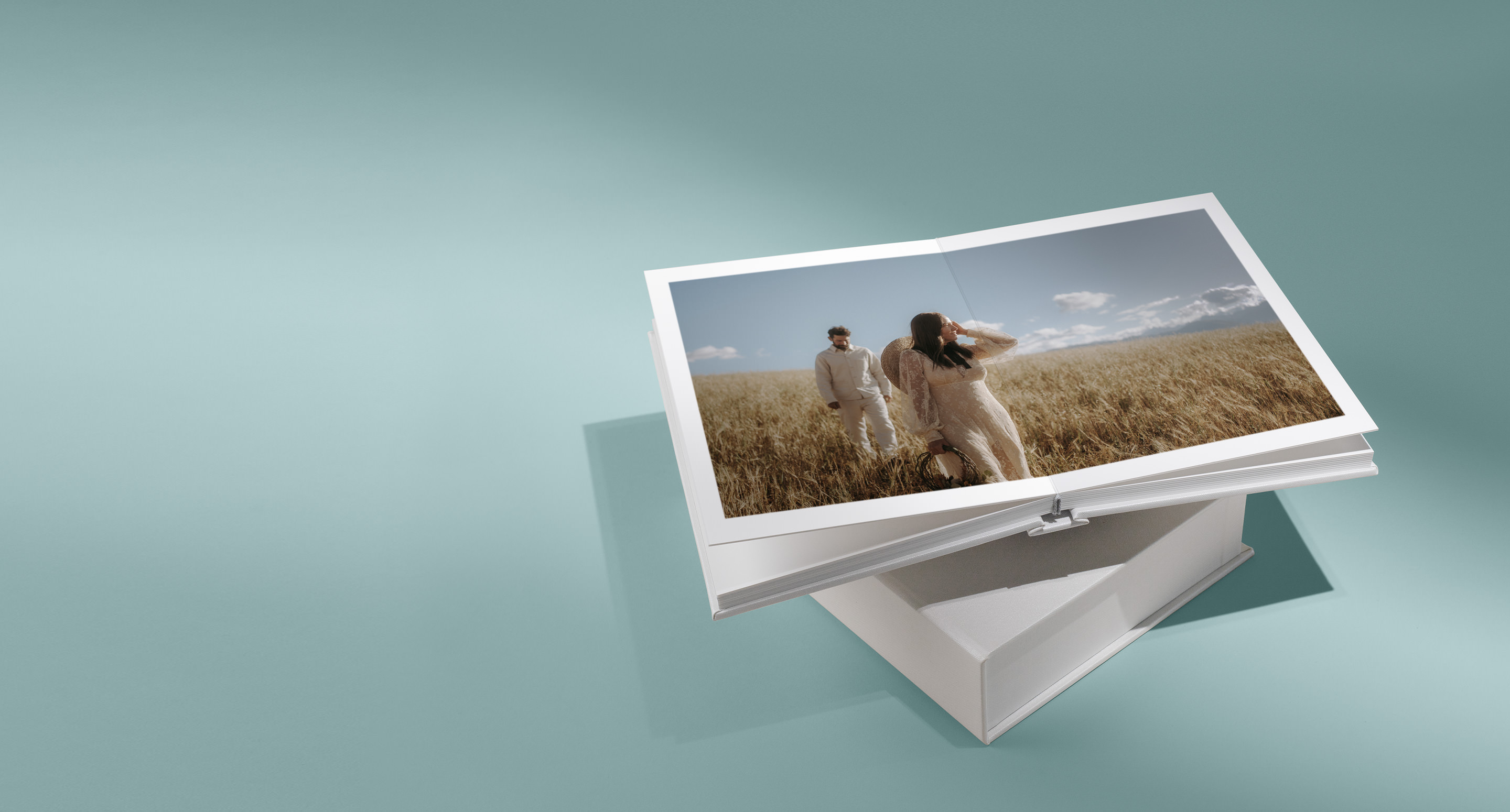 Álbum de fotos em formato de retrato aberto na parte superior da caixa de apresentação.