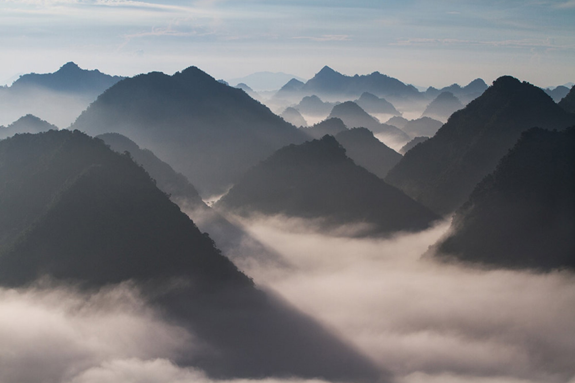 Fog flowing through mountain heads