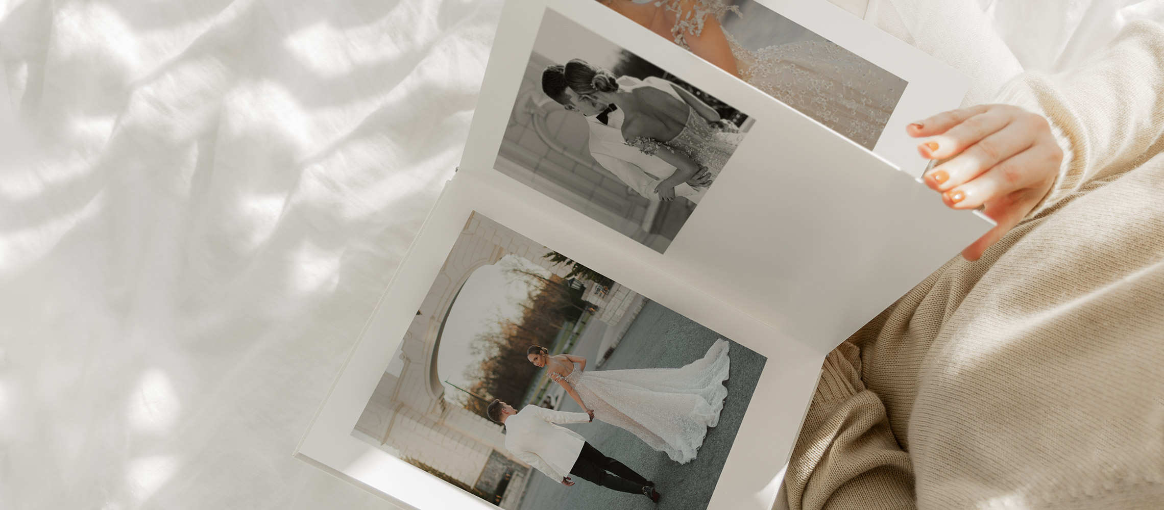 Álbum de casamento na cama ao lado de uma xícara de café.