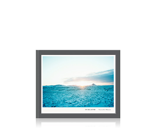 Panorama do livro de fotos com foto de capa da paisagem islandesa.