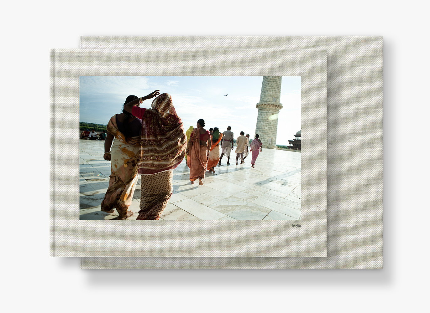 Dois livros premium em cima um do outro com motivo de viagem na capa.